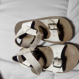 Saltwater sansun surfers